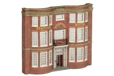 graham-farish-42-261-low-relief-station-hotel