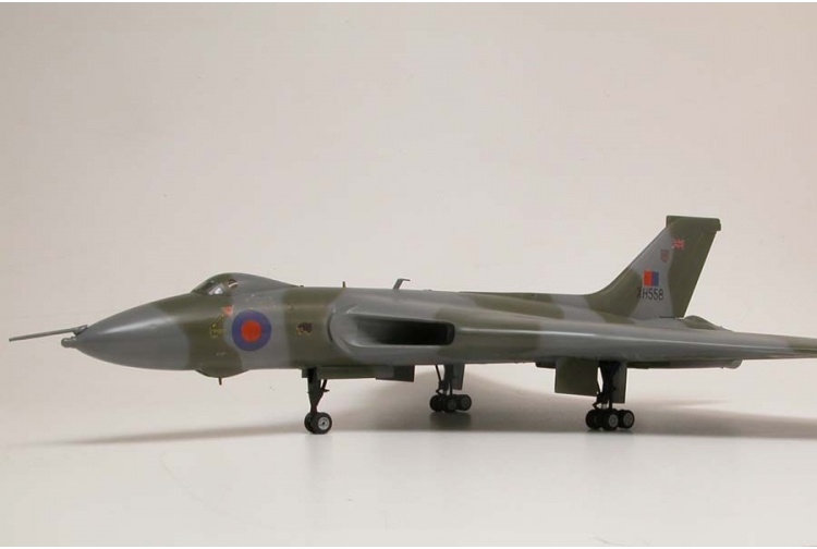 airfix-a50097-avro-vulcan-b-mk2-xh558-vulcan-to-the-sky-gift-set-picture-1