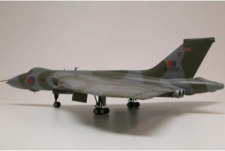 airfix-a50097-avro-vulcan-b-mk2-xh558-vulcan-to-the-sky-gift-set-picture-2