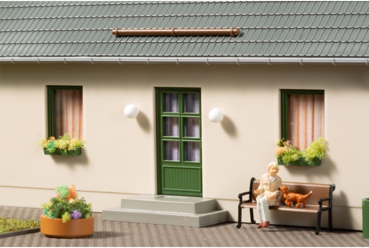 Auhagen 11454 Detached House With Garage Closeup Front Door