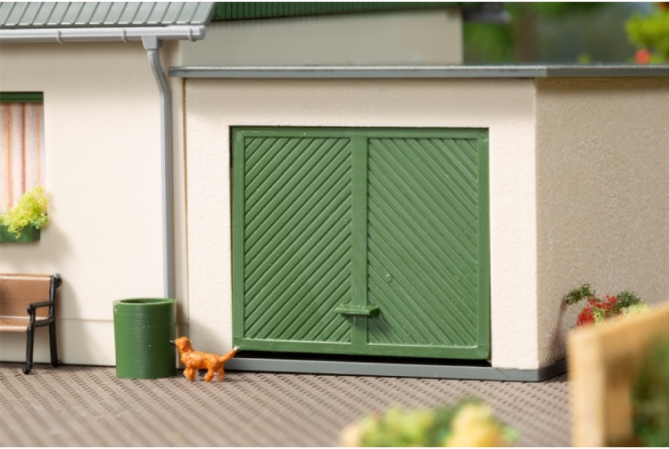 Auhagen 11454 Detached House With Garage Closeup Garage Doors Closed