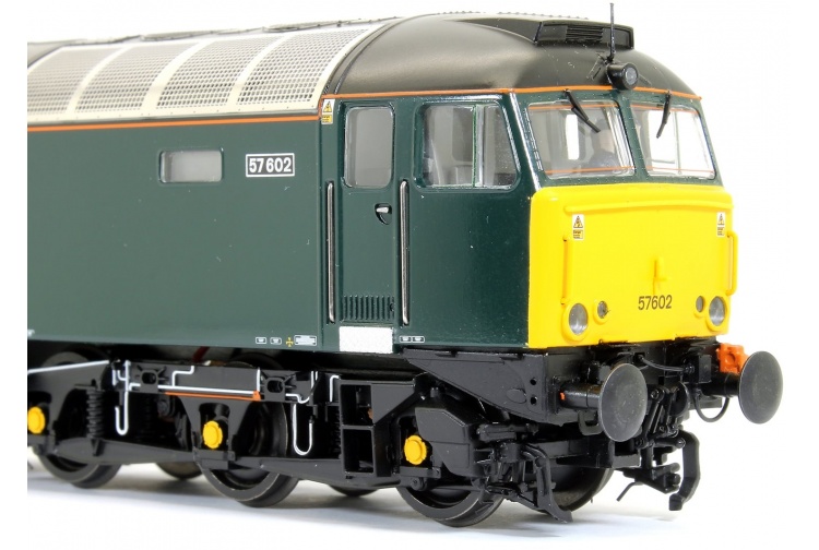 Bachmann Branchline 32-756A Class 57/6 57602 'Restormel Castle' In GWR Green Front Closeup