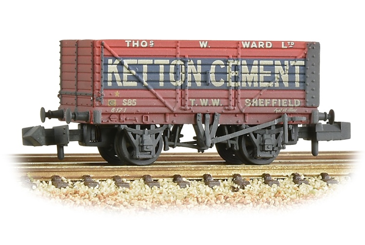 Graham Farish 377-126C N Gauge 8 Plank Wagon End Door 'Ketton Cement' Red
