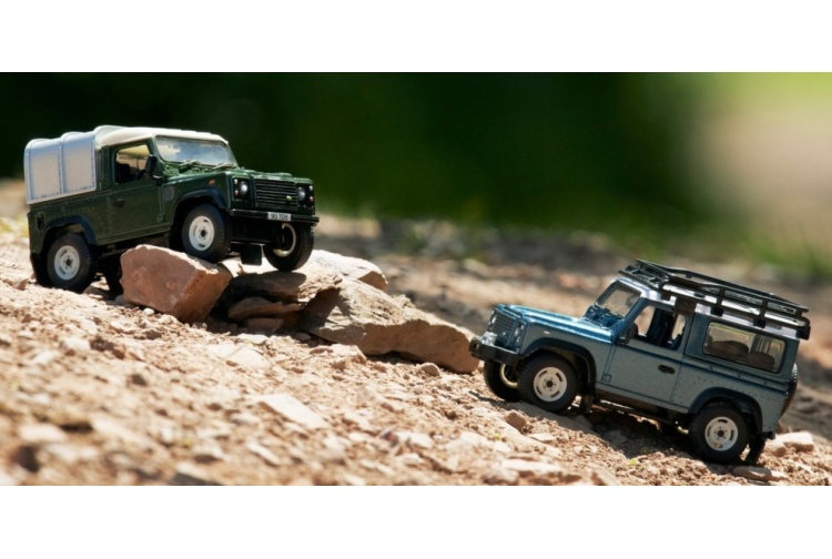 Britains 42732A1 Land Rover Defender 90 + Canopy - Green Example