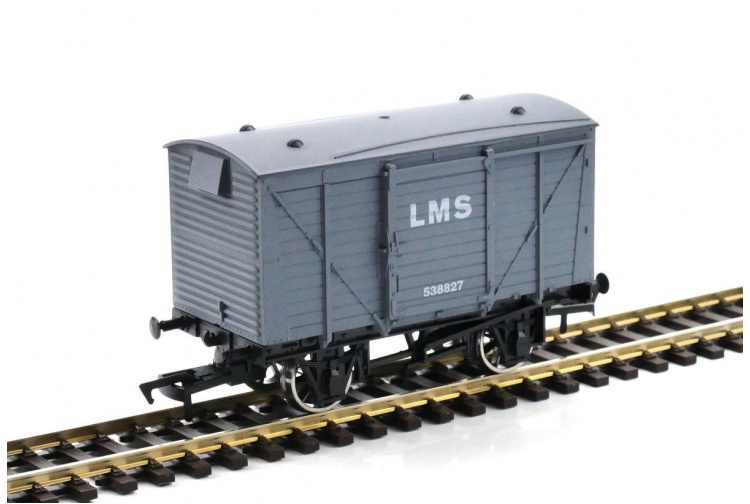 Dapol 4F-011-009 Ventilated Van LMS 538827 Front Left