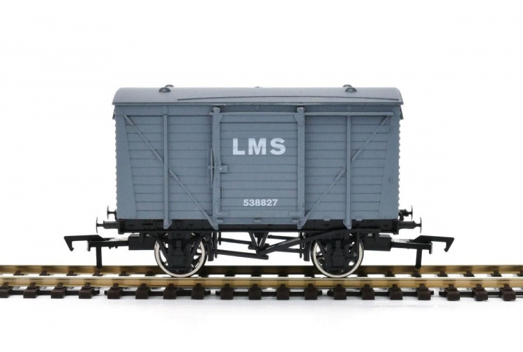 Dapol 4F-011-009 Ventilated Van LMS 538827 Side