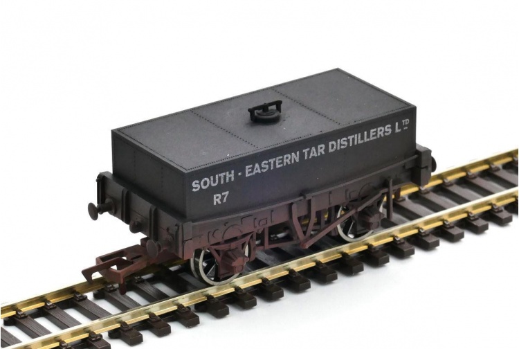 Dapol 4F-032-020 Rectangular Tank S E Tar Distillers R7 Weathered Front Left