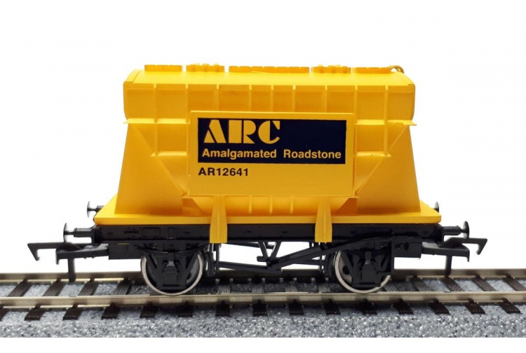 Dapol 4F-035-102 Presflo Cement Wagon Amalgamated Roadstone AR12641 Side
