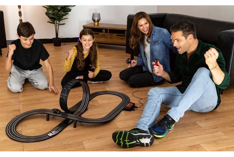 Scalextric G1161m Micro Scalextric James Bond Set action pic