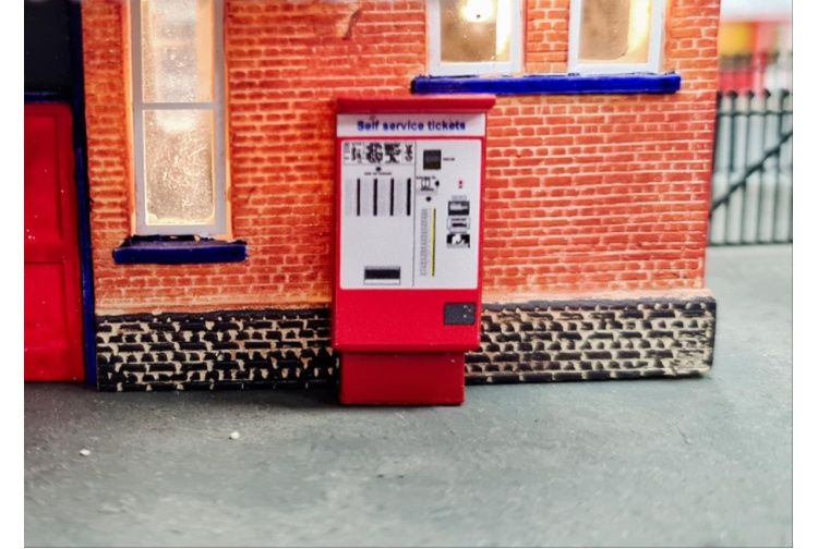 Pack of two 1:76 scale model ticket machines add scenic detail to OO scale model railway platforms