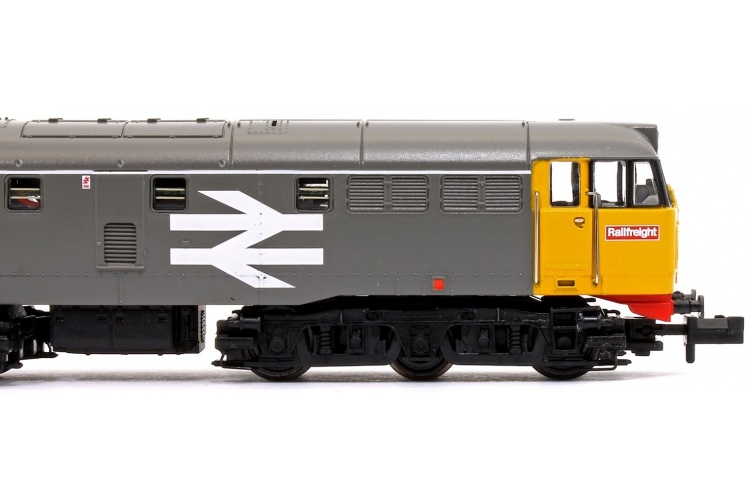 Graham Farish 371-135 Class 31/1 31154 BR Original Railfreight (Refurbished) Closeup Side
