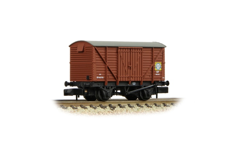 graham-farish-373-705-br-12t-ventilated-van-planked-sides-br-bauxite-early-blue-circle-cement