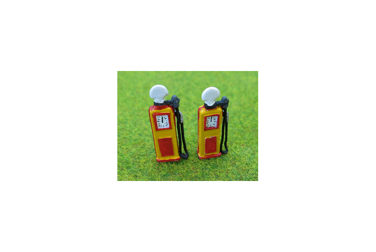 PD Marsh PDZ35 OO Gauge 1950's Petrol Pumps by 2