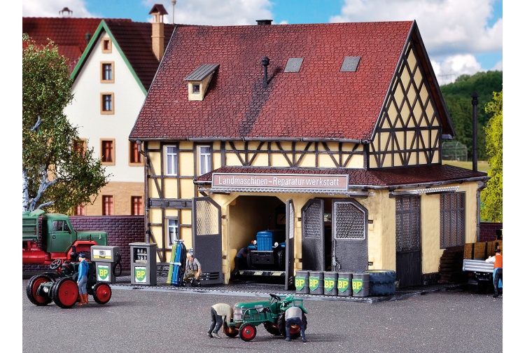 Vollmer 43682 Automotive Service Station With LED Lighting Daytime