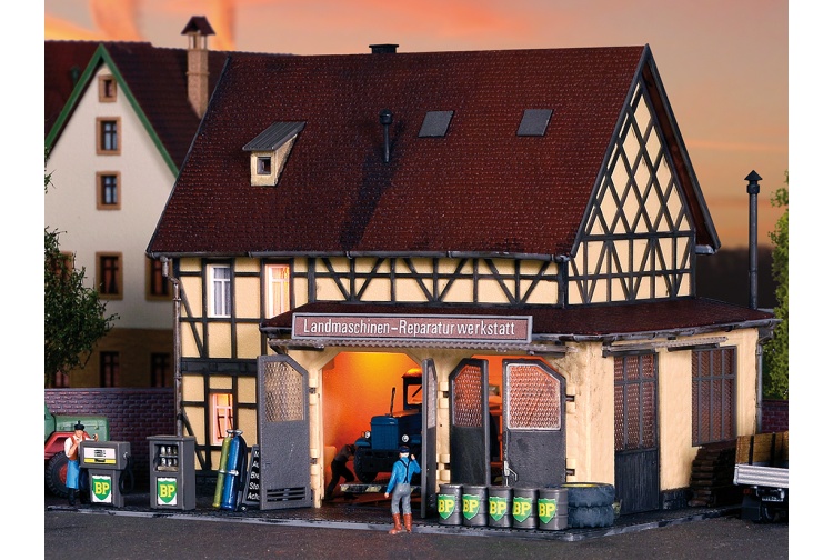 Vollmer 43682 Automotive Service Station With LED Lighting Nighttime